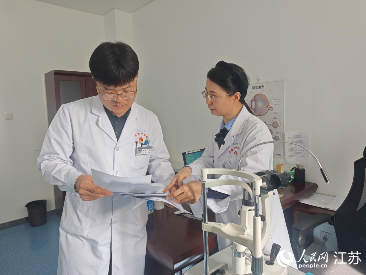 林琳（右）和王庆研讨病例