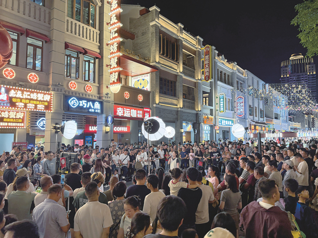  “双假”叠加，南宁消费市场活力足。图为邕州古城·中山路历史文化街区人流如织，直播活动提升人气，展现魅力。记者韦静摄