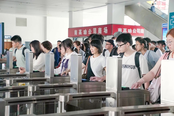 旅客在百色站有序检票。秦塬棋摄