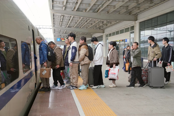 旅客在东安东站乘车。卢穗萍摄