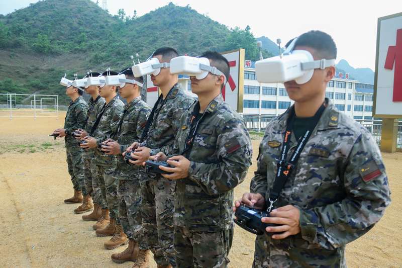 官兵集体开展无人机训练。吴志恒摄
