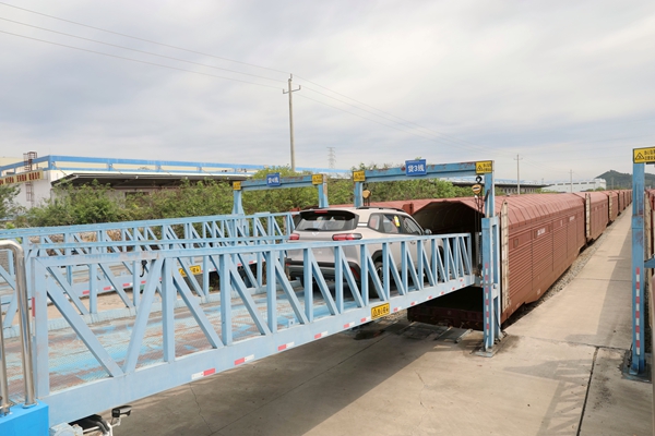 小汽车进入铁路汽车专用运输货车。徐子伦摄