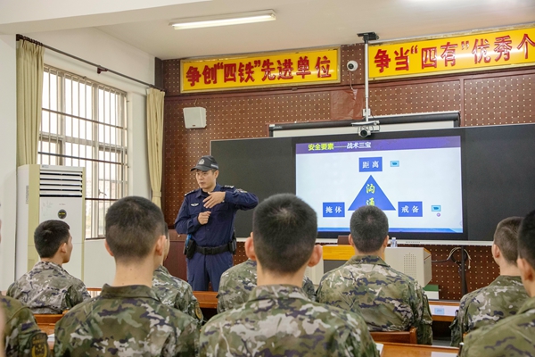 教官正在为武警官兵剖析战术要点。