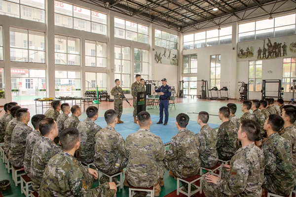 现场演示最小作战单元分工协作。