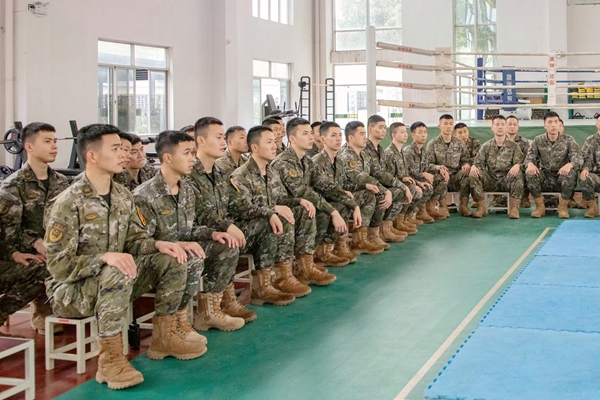 武警官兵端坐静听。