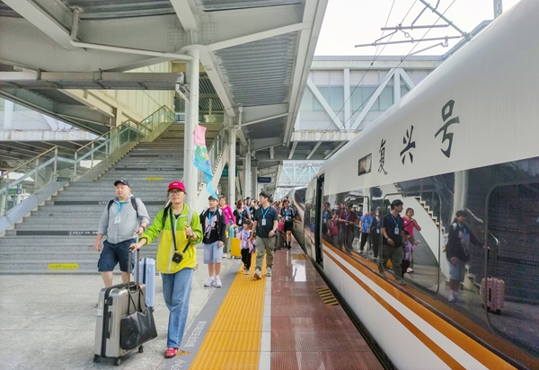 图为:香港游客乘坐高铁专列抵达桂林北站。郑长贤摄