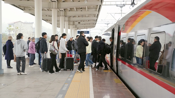 旅客在全州南站有序乘车。卢穗萍摄