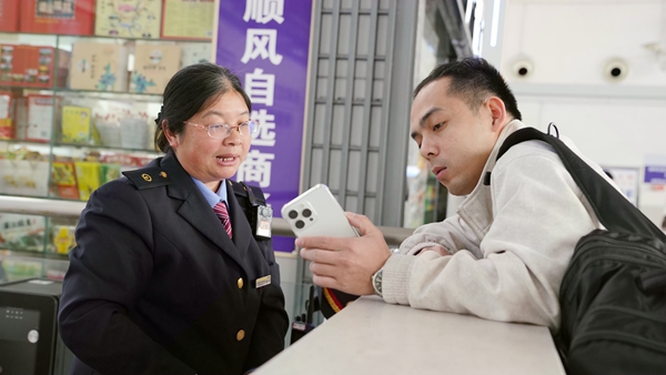 全州南站服务台为旅客解答问询。卢穗萍摄