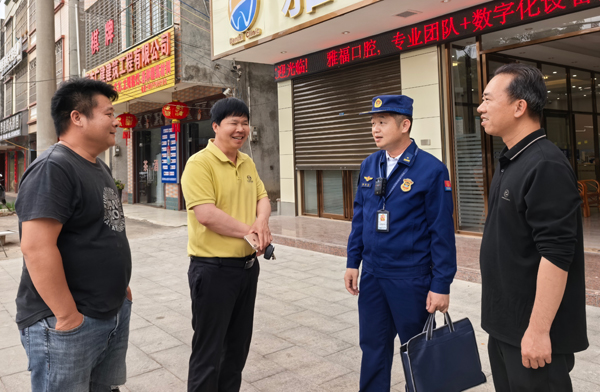 消防部門工作人員現場為陳先生答疑解惑