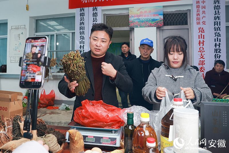 和美乡村直播间，储军（左）在镜头前助农直播卖山蕨。