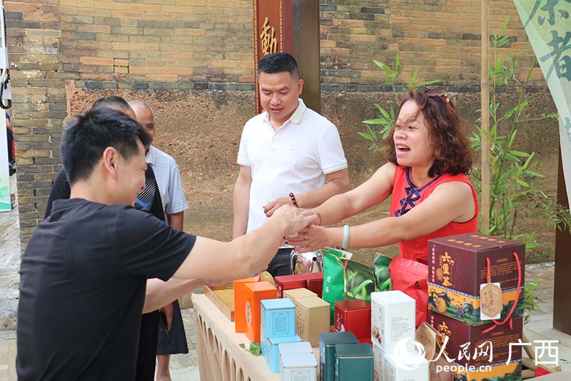 活动现场同步开展茶企展销活动。人民网 刘璐瑶摄