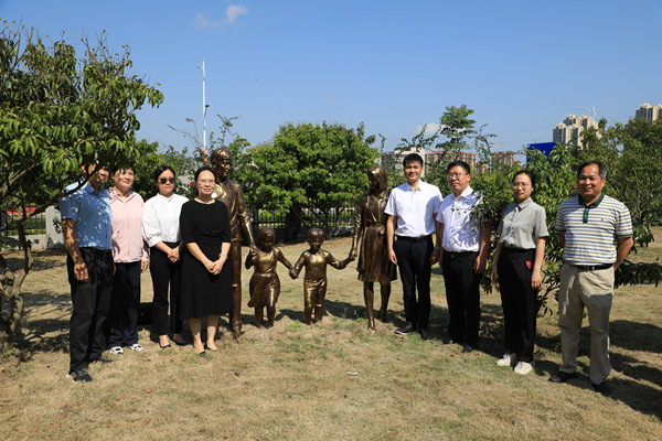 各级领导为分公司“幸福家庭雕塑”揭幕。杨东摄