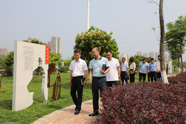 相关单位参观清廉文化广场。杨东摄