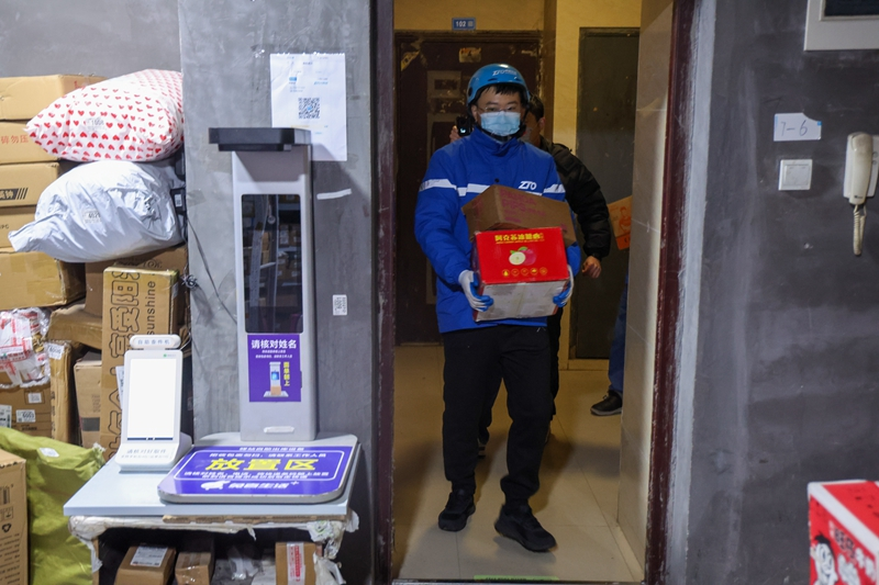 无锡市邮政管理局副局长张亮在‘换位跑一次’中体验送快递。受访者供图