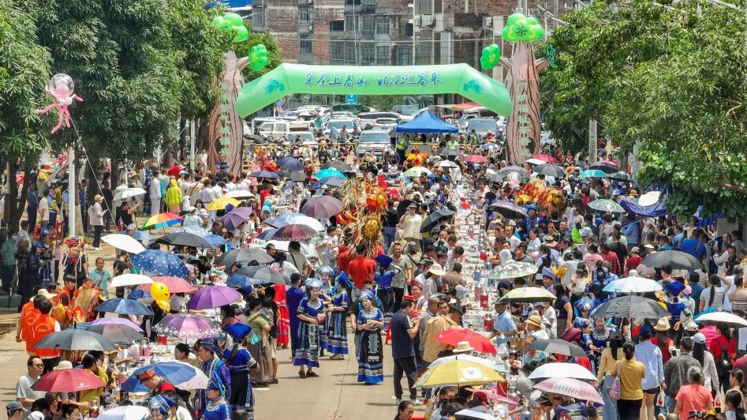 长桌宴现场。吴特寺摄