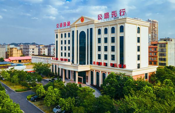 玉林公路发展中心办公环境绿树成荫。闫夏摄