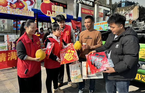 玉林公路发展中心开展“情满旅途”志愿活动（覃丹莉 摄）