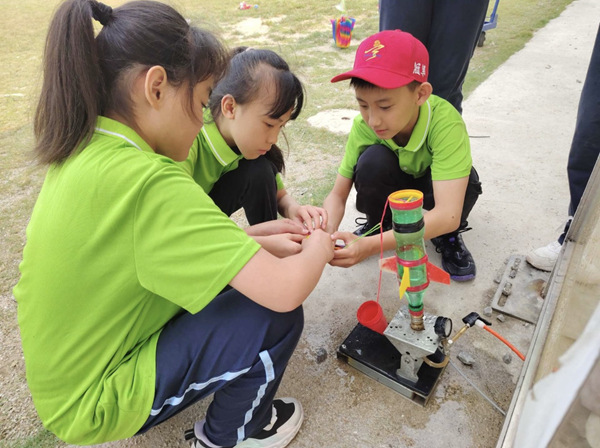 四年级学生动手组装水火箭。南宁市衡阳路小学供图