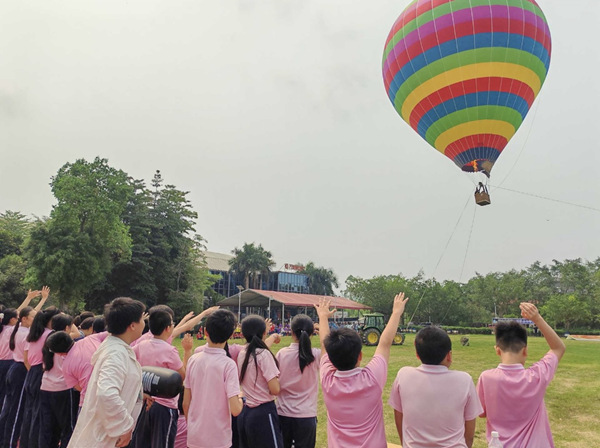 五、六年级的学生亲历热气球升空过程。南宁市衡阳路小学供图