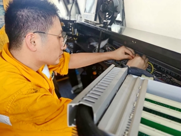 职工李东阳在师傅吴乐指导下检修排除大机隐患.jpg