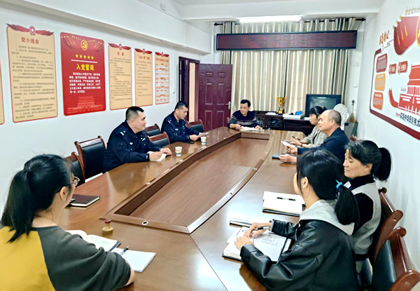 珠河派出所与珠河街道办就建立“1+N”多元联调体系进行沟通交流。李新正摄