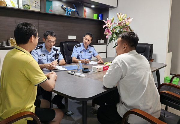 防城港市公安局出入境管理支隊民警走訪轄區船舶服務公司。陳森攝