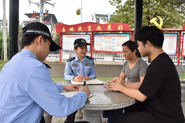 所长李鸣明在走访群众了解社区治安情况中