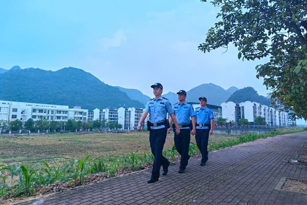 义警队员巡逻中