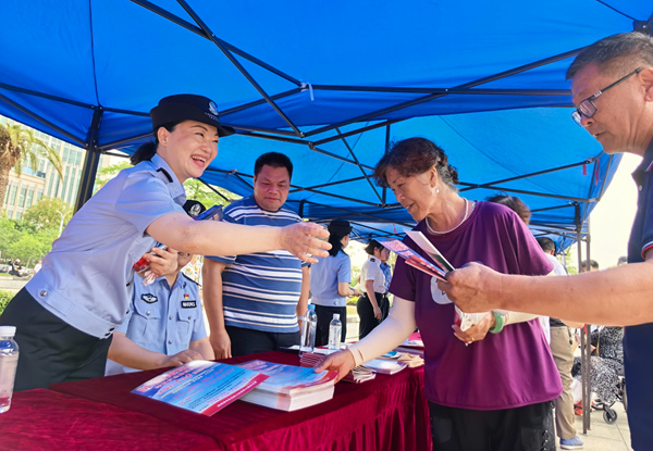 民警积极向现场群众开展全民国家安全教育日普法宣传。