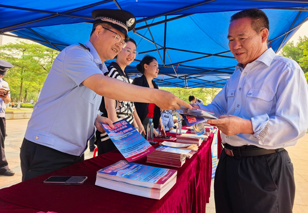 民警积极向现场群众开展全民国家安全教育日普法宣传。