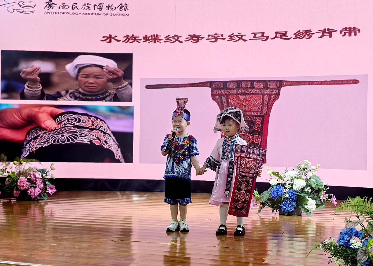 小小讲解员生动介绍特色文物。徐敏摄