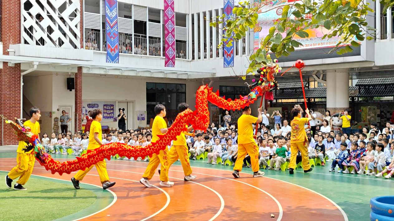宾阳炮龙进校园活动现场。黄雨欣摄