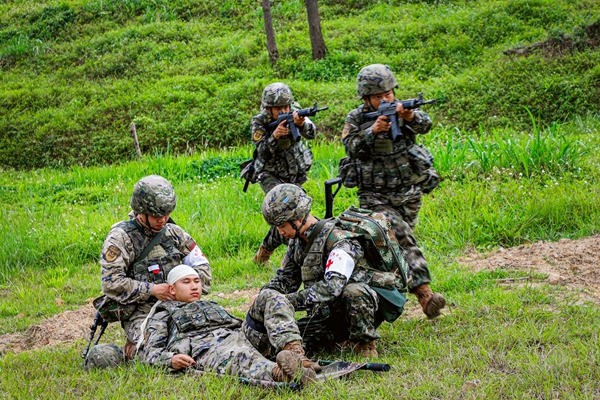 武警官兵到达“伤员”所在区域并紧急实施抢救。