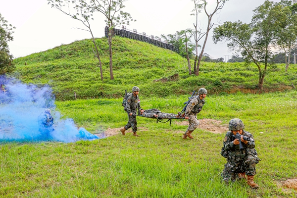 武警官兵迅速搬运转移“伤员”。