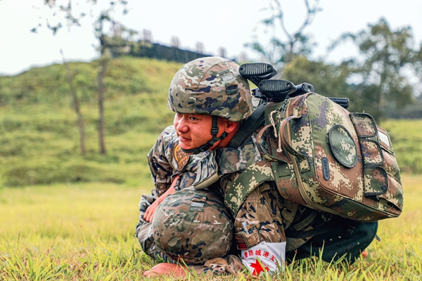 武警官兵在模拟战场环境下侧姿拖运“伤员” 。