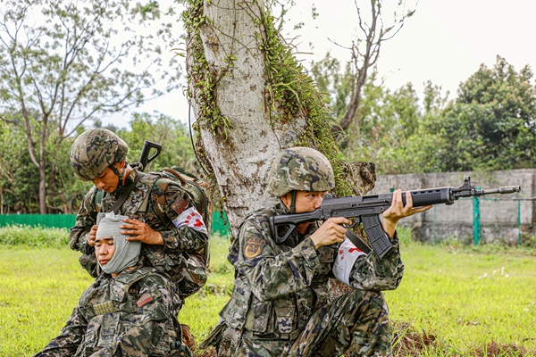 武警官兵运用加压包扎战救技术展开急救。