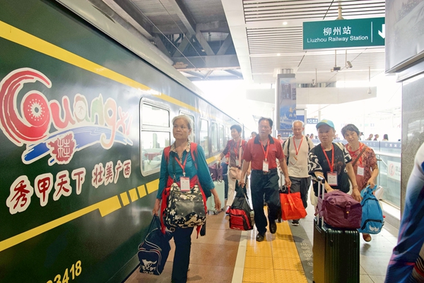 柳州站站台上准备乘车的旅客。兰轲艨摄