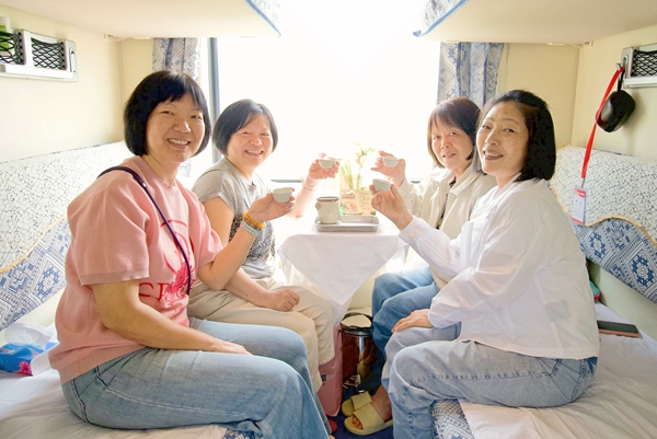 旅客们围坐畅谈。兰轲艨摄