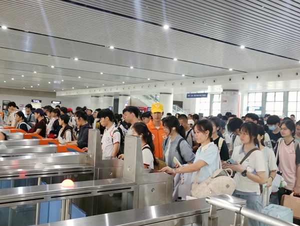 学校师生有序检票进站。张誉福摄