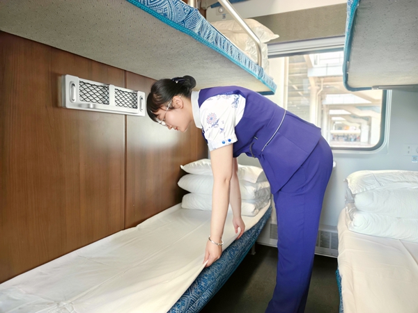陆丽丽整理卧铺席位。