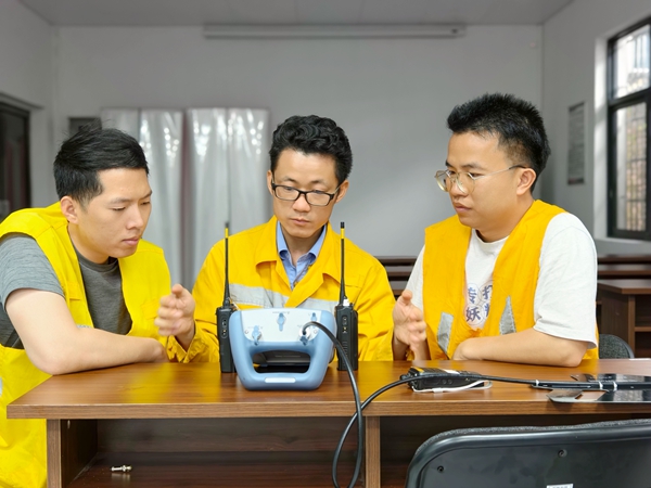 高级技师付强（中）正带领青年职工开展无线通信设备实操教学 蓝嘉沂 摄.jpg