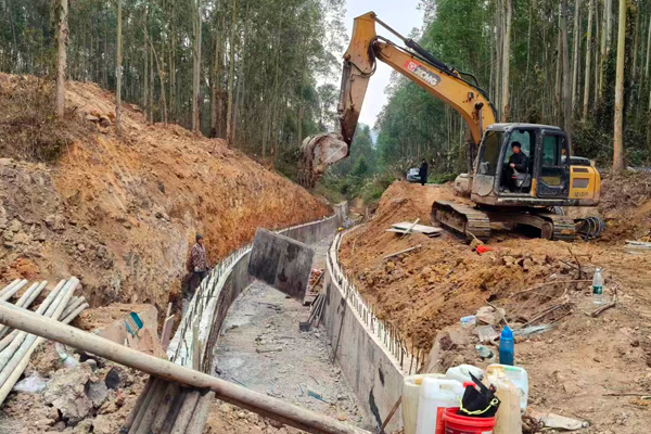 合面狮灌区项目四标段渠道建设现场。罗杨摄