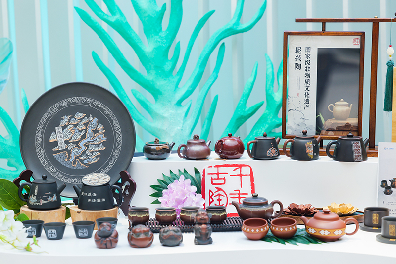 活动现场展示的国家级非物质文化遗产坭兴陶。主办方供图