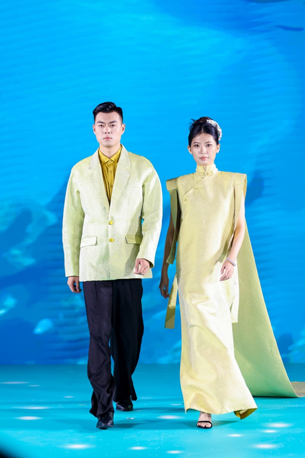 模特们身穿特色服饰走秀。主办方供图