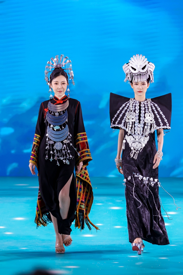 模特们身穿特色服饰走秀。主办方供图