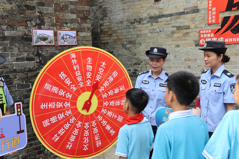 民警在向学生群众宣传
