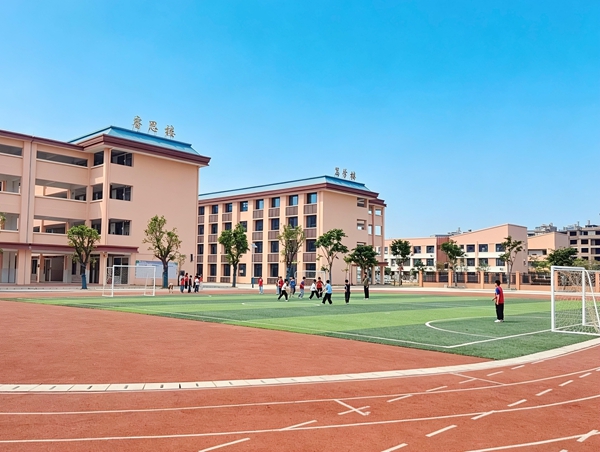 图为浦北县第九小学建成投入使用的环形跑道和足球场。梁业钦摄