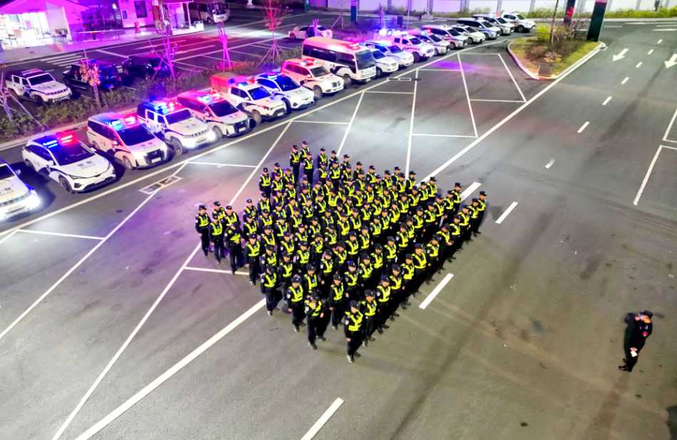 3月25日晚，广西各地警方统一启动“春雷”3号集中收网行动。梁伟琪摄