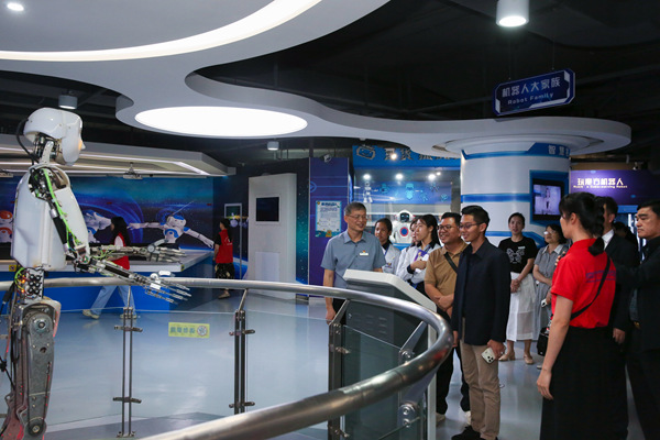 代表团在智能世界展厅参观互动展项，了解人工智能科普应用  
