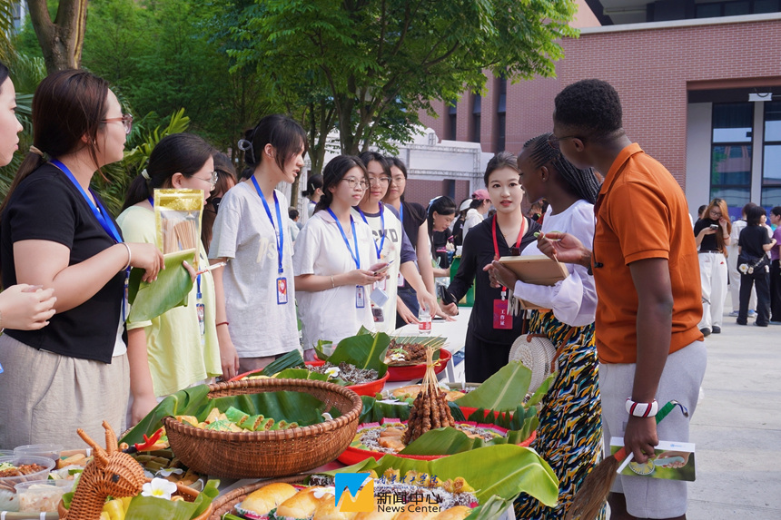 美食展区。南宁理工学院供图